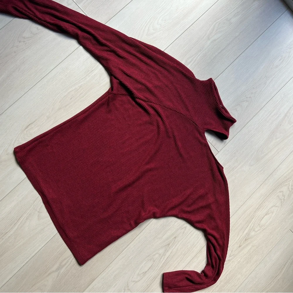 Open shoulder turtle neckish -piece - Picture 1 of 4